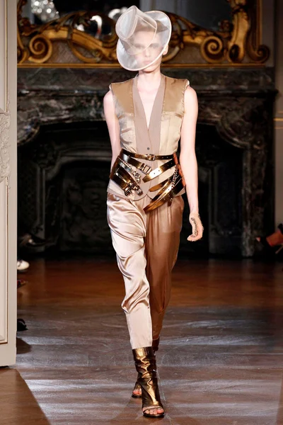 Look 19